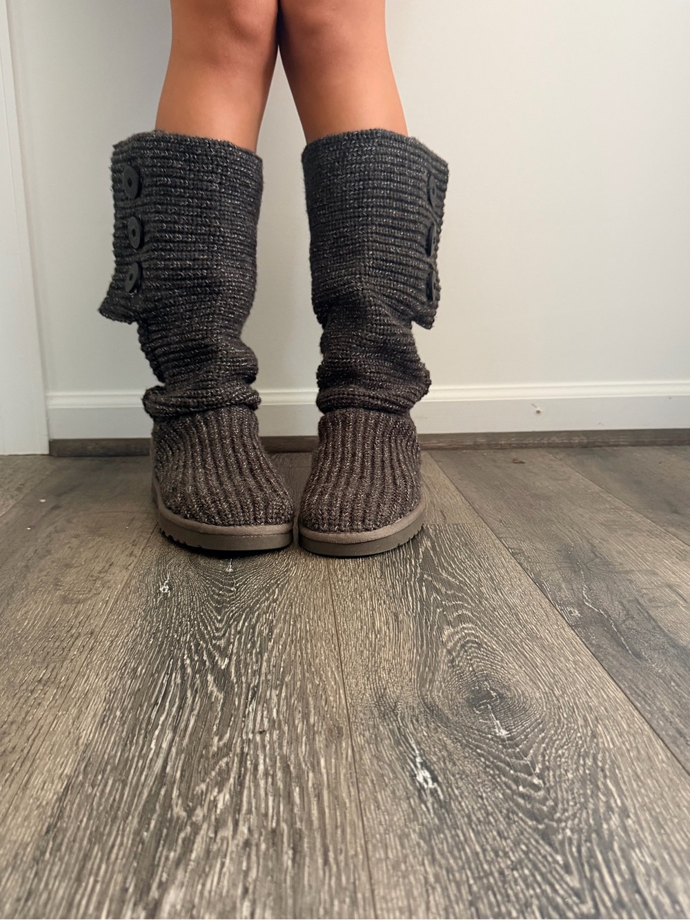 Ugg Classic Cardy Boot
Sweater Cozy Mid-Calf Knit Button Boots - Gray size 9 - Picture 3 of 7